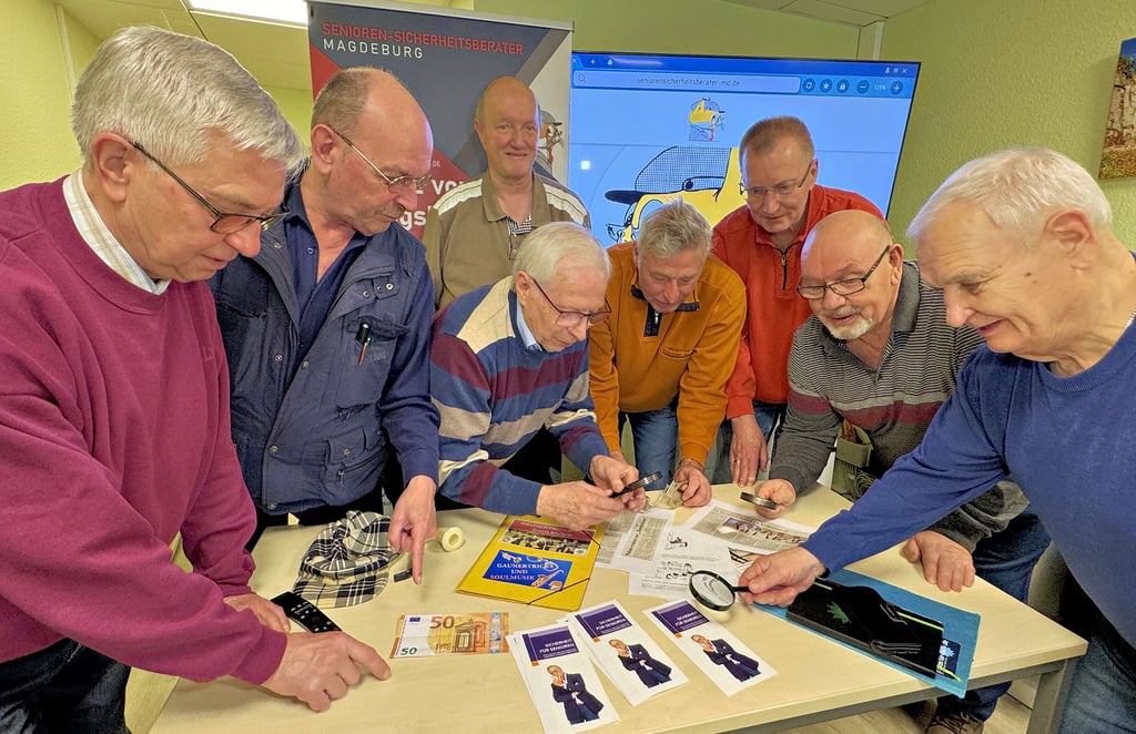 Die Seniorensicherheitsberater bei einem der monatlichen Treffen in Magdeburg: Manfred Knechtel, Thomas Rothe, Hartmut Kemmer (hinten), Lothar Schirmer (vorn), Eckhard Jahn, Burkhard Jach, Lothar Kühlewind und Hans-Joachim Weyland.