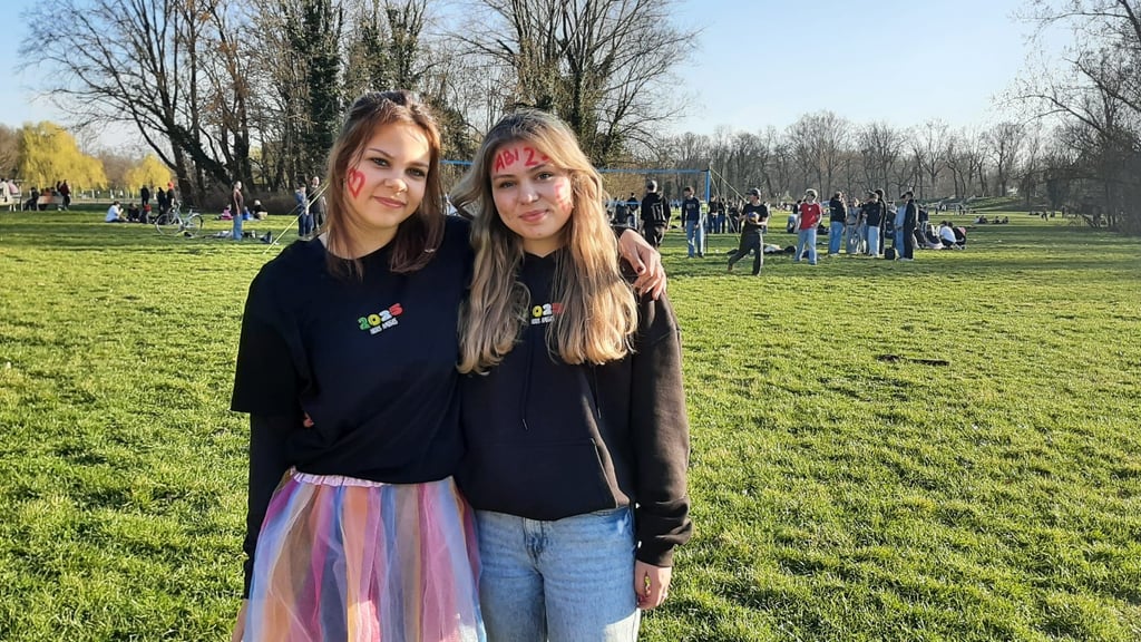 Maria und Lina von der KGS Wilhelm von Humboldt war es wichtig, noch einmal mit den Freunden aus dem Jahrgang zusammen zu kommen.