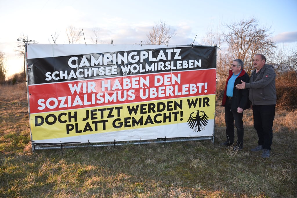Als Zeichen ihres Protestes gegen die vom Salzlandkreis verfügte Schließung des Campingplatzes zum Monatsende haben die Camper ein Protestbanner an der Landstraße aufgestellt.