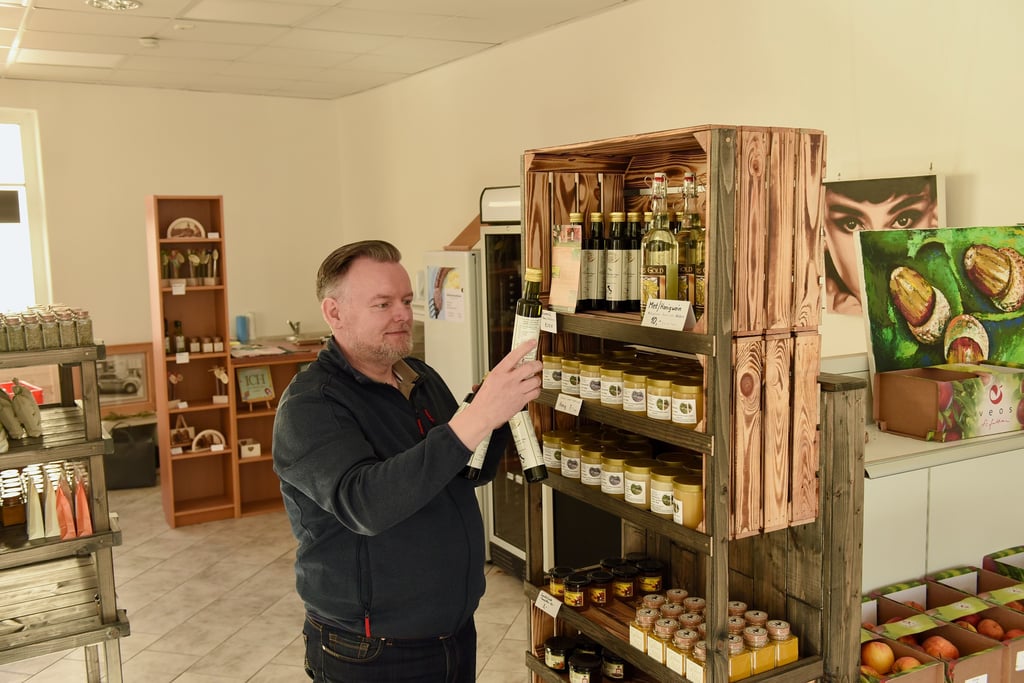 André Ulrich vertreibt in seinem Hofladen "Regiotheke - Mein Hofladen" in Hettstedt regionale Produkte.