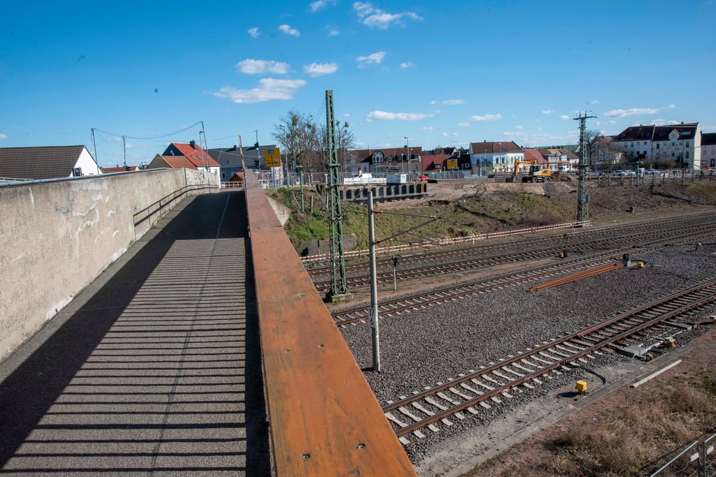 Die marode Zerbster Brücke ist für Lkw gesperrt. Die Behelfsbrücke wird daneben bis Juli gebaut.