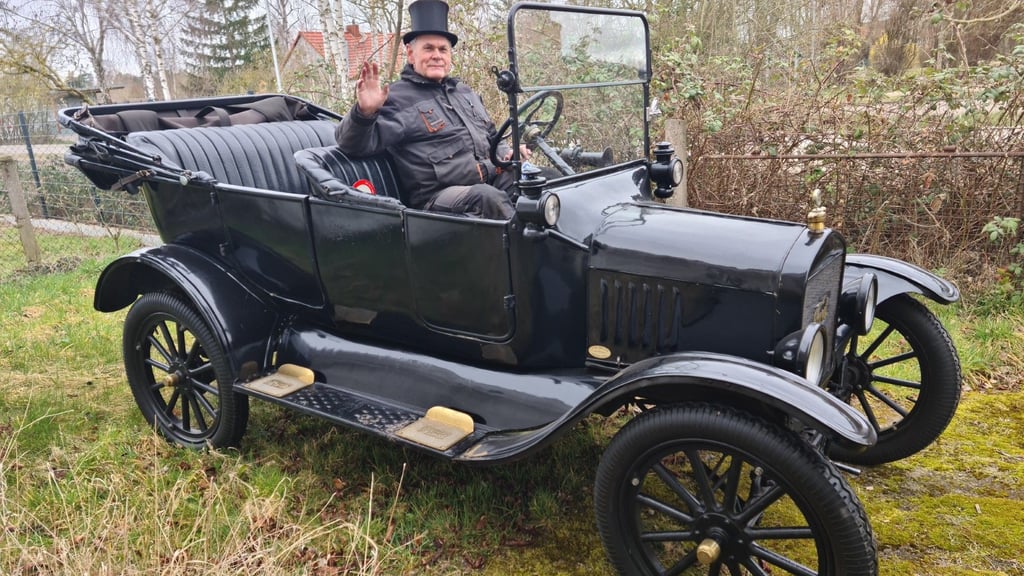 Siegfried Bölter in seinem Ford T, Baujahr 1917.