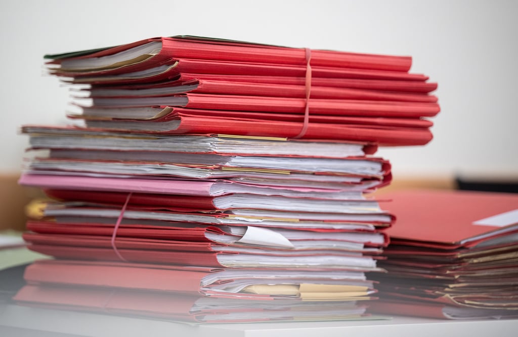 Zwar läuft inzwischen vieles digital, statt Aktenordner zu füllen, aber dennoch kostet es Unternehmen viel Zeit und Geld, bürokratische Hürden zu meistern.