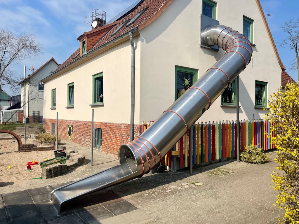 Ob die Rutsche als zweiter Rettungsweg im Land Sachsen-Anhalt akzeptiert wird, lässt die Stadt nun nachprüfen.