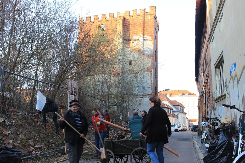 Freiwillige packten an, um das Umfeld der Hopfendarre aufzuräumen und Blumensamen auf den Bauschutt zu werfen.