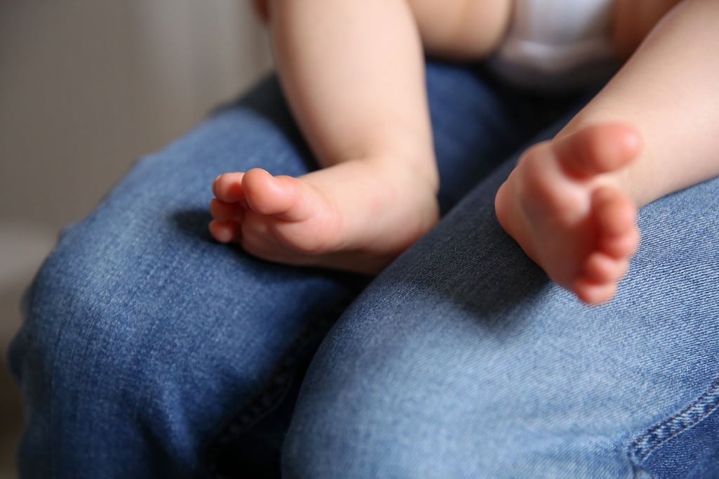 Unsicher, ob Sie der Vater des Kindes sind? Bestehen berechtigte Zweifel, müssen Vater und Mutter sich mögliche Gerichtskosten teilen. Diese können mehrere Tausend Euro betragen.
