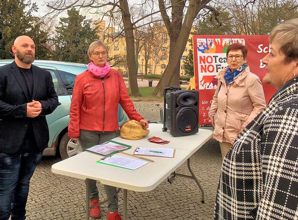 Kay Lorenz (links) wird von Bernburgs Oberbürgermeisterin Silvia Ristow (Die Linke, daneben) bei seinem Vorhaben unterstützt.