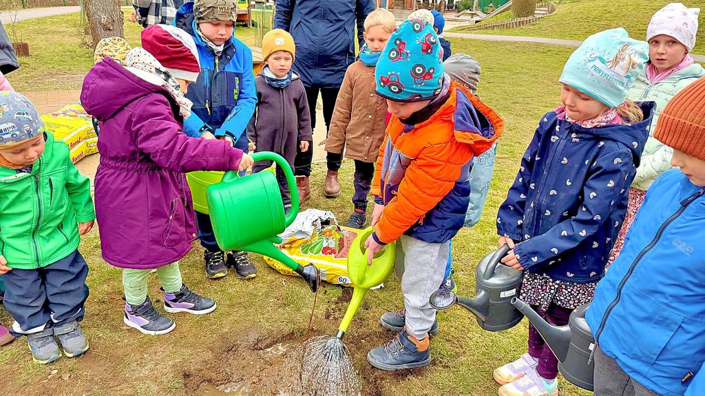 Ganz wichtig! Wenn ein Baum gut anwachsen soll, muss er reichlich gegossen werden. Da sind die Kinder engagiert bei der Sache.