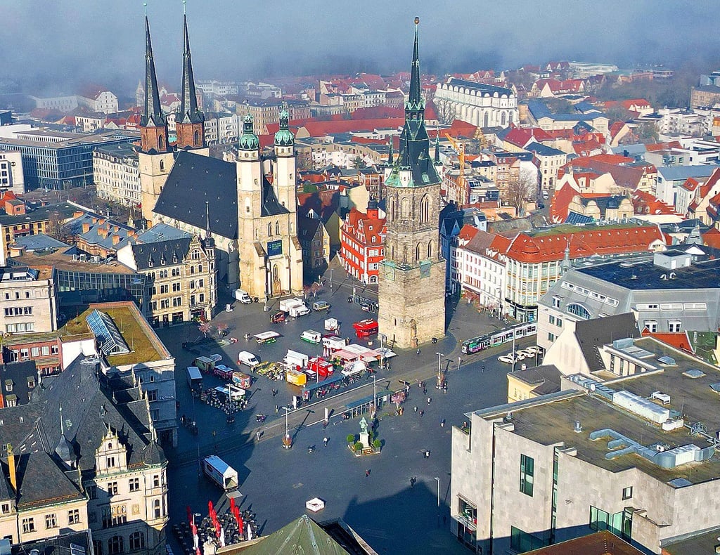 Mit der Silhouette der fünf Türme: Zur Umgestaltung des halleschen Marktplatzes liegt jetzt ein Leitbild vor. Den Anfang soll ein Wasserspiel an der westlichen Marktseite machen.