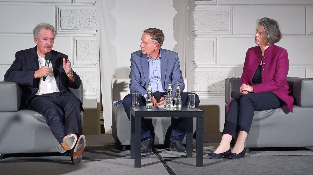 Jean Asselborn (links) mit Sachsen-Anhalts Innenministerin Tamara Zieschang (CDU) und Thomas Reitmann von der Deutschen Atlantischen Gesellschaft in Magdeburg.