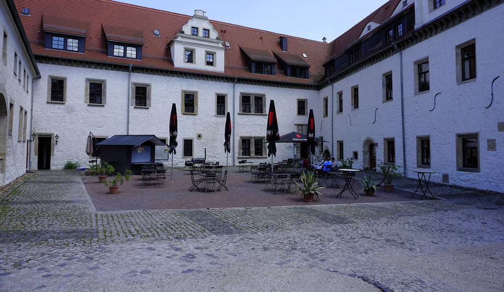 Auf gepflastertem Untergrund im Hof des Schlosshotels in Schkopau können ab sofort Trauungen stattfinden.