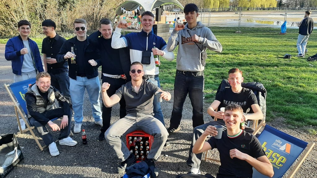 Abiturienten feiern auf der Ziegelwiese in Halle.