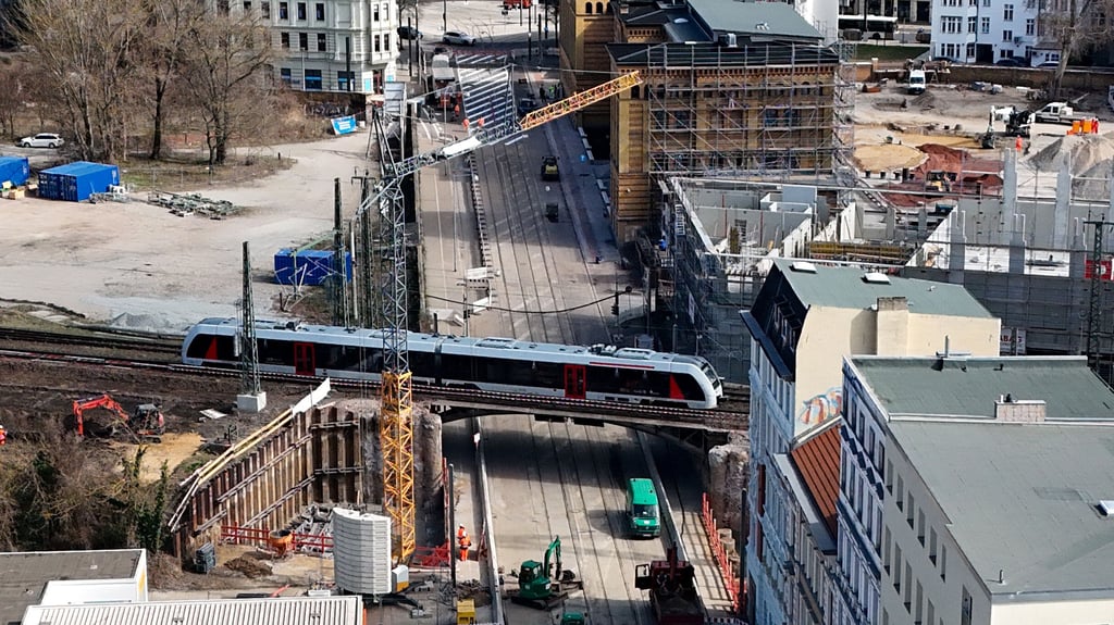 Die Eisenbahnbrücke über die Hallische Straße Richtung Hasselbachplatz wird erneuert. Wegen der Bauarbeiten war die Straße über Monate gesperrt.