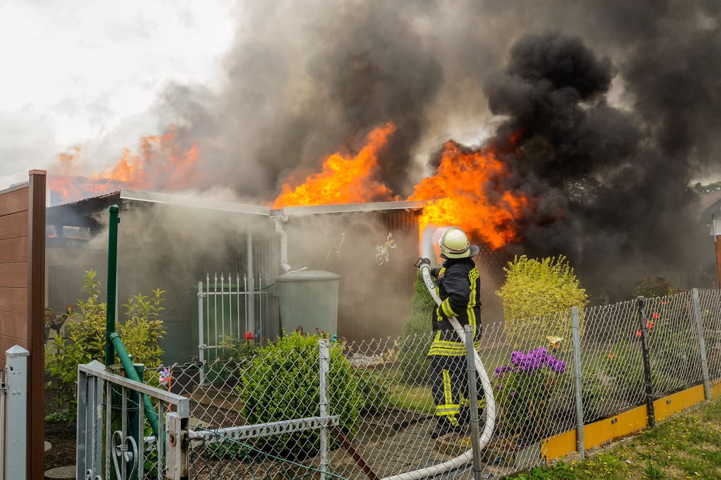 Regelmäßig rückt die Feuerwehr zu Laubenbränden aus. Viele Brände entstehen durch unsachgemäßen Umgang mit Feuer beim Grillen oder durch defekte Gas- und Elektrogeräte.