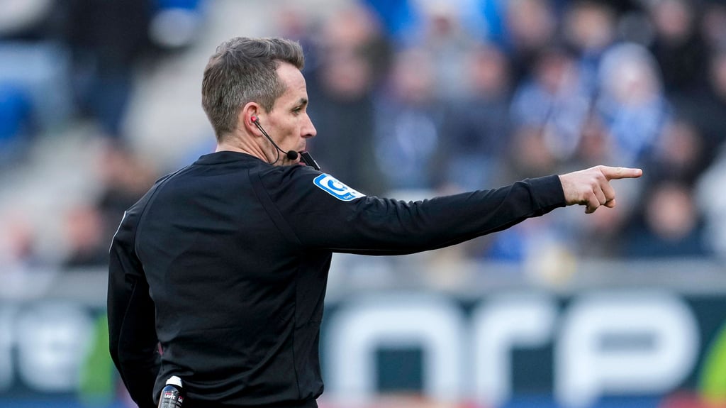 Schiedsrichter Tobia Stieler.