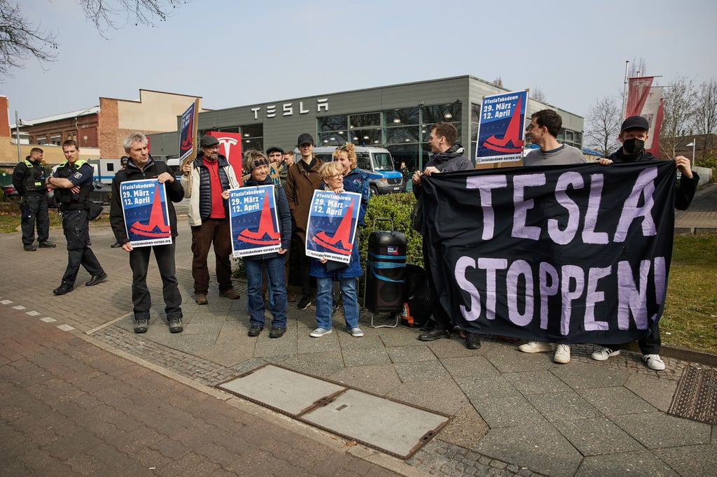 Vor einem Tesla-Geschäft wird demonstriert.