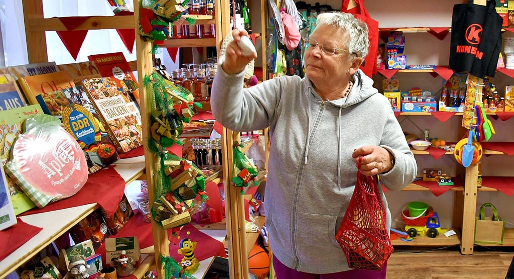 Katharina Günther packt einige Waren in das Einkaufsnetz. Ihr ist es zudem wichtig, auf die Vorzüge von Kinderliteratur mit Lerneffekt hinzuweisen.