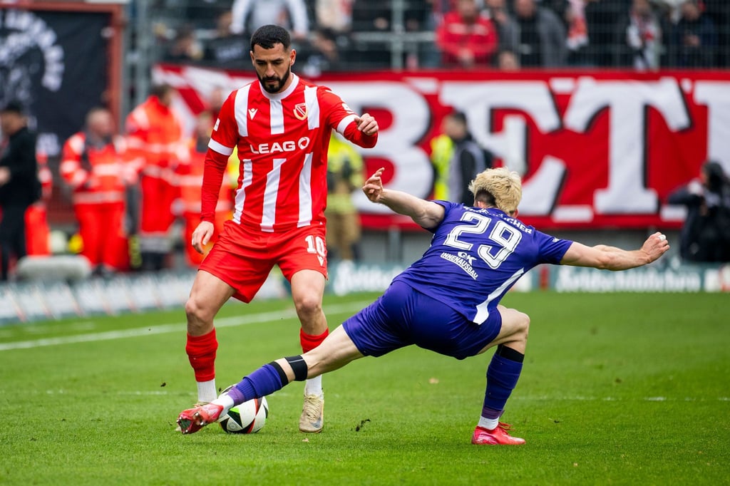 Tolcay Cigerci (l) erzielte den Siegtreffer für Cottbus.