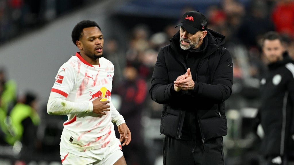 RB-Trainer Marco Rose und sein Torjäger Lois Openda.