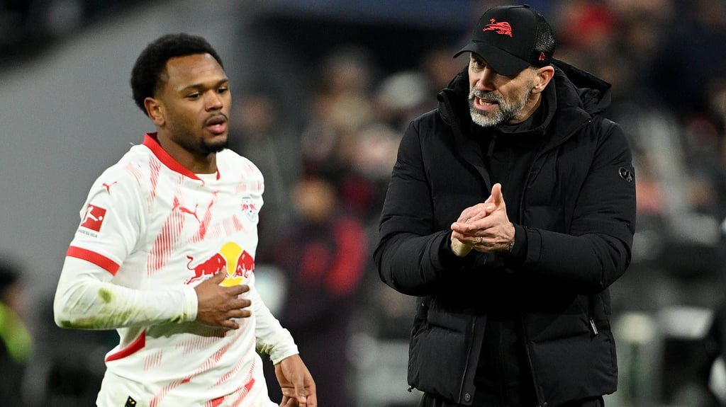 RB-Trainer Marco Rose und sein Torjäger Lois Openda.