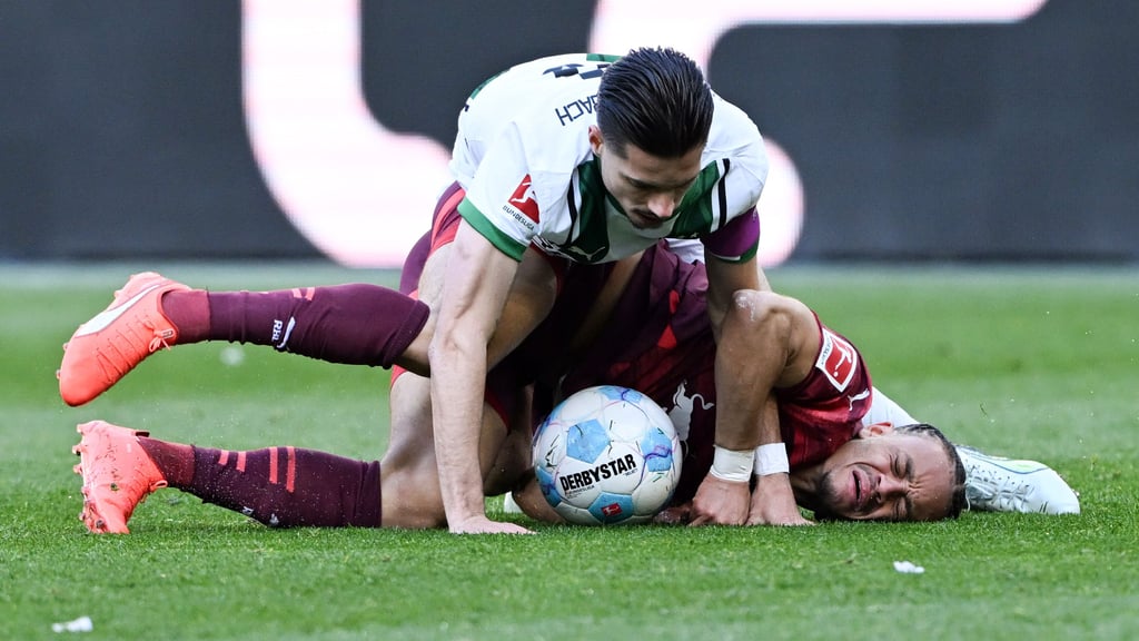 Im Klammergriff: Xavi Simons gegen Julian Weigl.