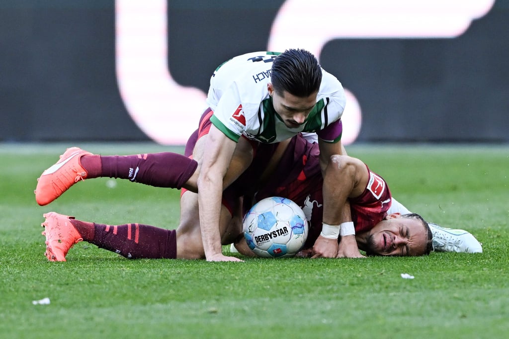 Im Klammergriff: Xavi Simons gegen Julian Weigl.