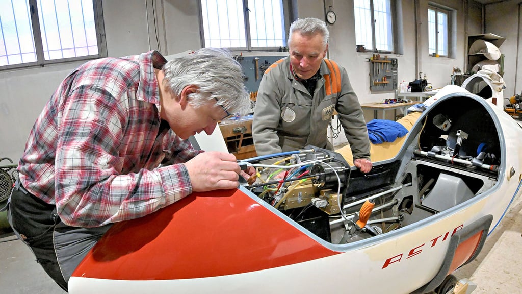 Gerry Truschkewitz und Hans Müller (re.) bereiten auf dem Ascherslebener Flugplatz die Segelflieger für die anstehende Saison vor.