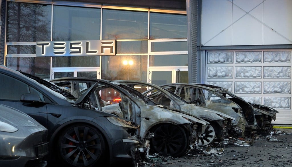Ausgebrannte Fahrzeuge von Tesla stehen vor einem Autohaus in Ottersberg.