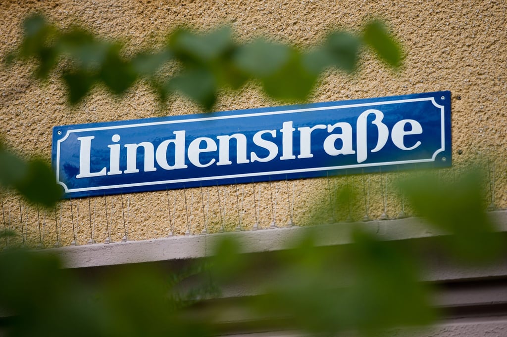 Blick auf das Straßenschild „Lindenstraße“.