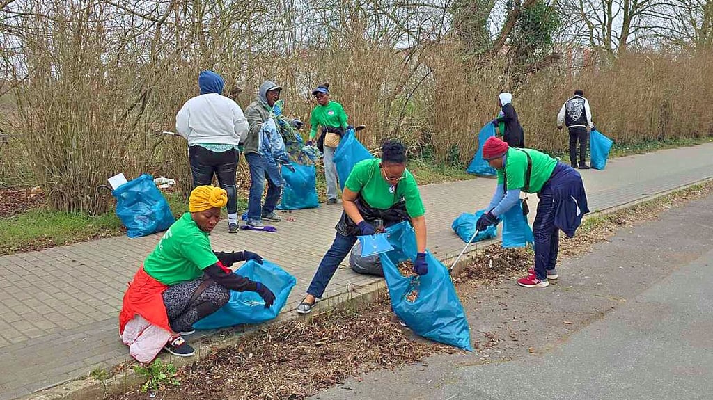 Mitglieder des Vereins Benskin  sind an der Stadtseeallee in Stendal unterwegs, um die Wege, Straßen  und Flächen von Abfall und Schmutz zu befreien.