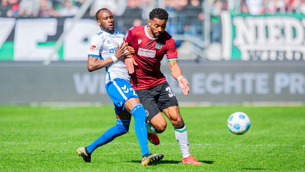Silas Gnaka (li.) war beim Spiel seines 1. FC Magdeburg gegen Hannover 96 einer der auffälligeren FCM-Akteure.