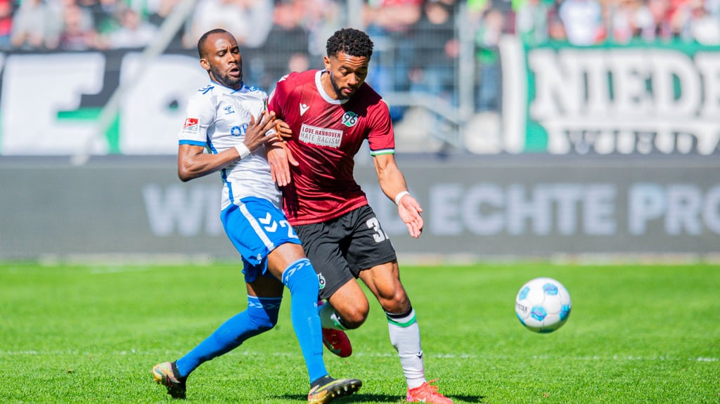 Silas Gnaka (li.) war beim Spiel seines 1. FC Magdeburg gegen Hannover 96 einer der auffälligeren FCM-Akteure.