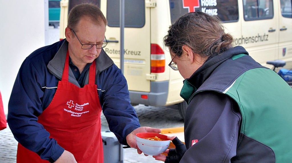 Sven Gauter vom Deutschen Roten Kreuz schenkt für die Helfer der Frühjahrsputzaktion in Stendal auf dem Markplatz warme Suppe aus. 