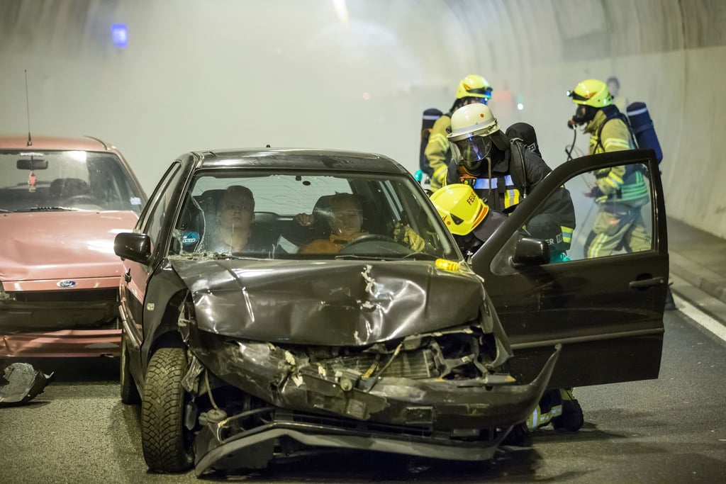 Bei der Übung wurde unter anderem simuliert, wie drei Autos ineinander gefahren waren. (Archivbild)