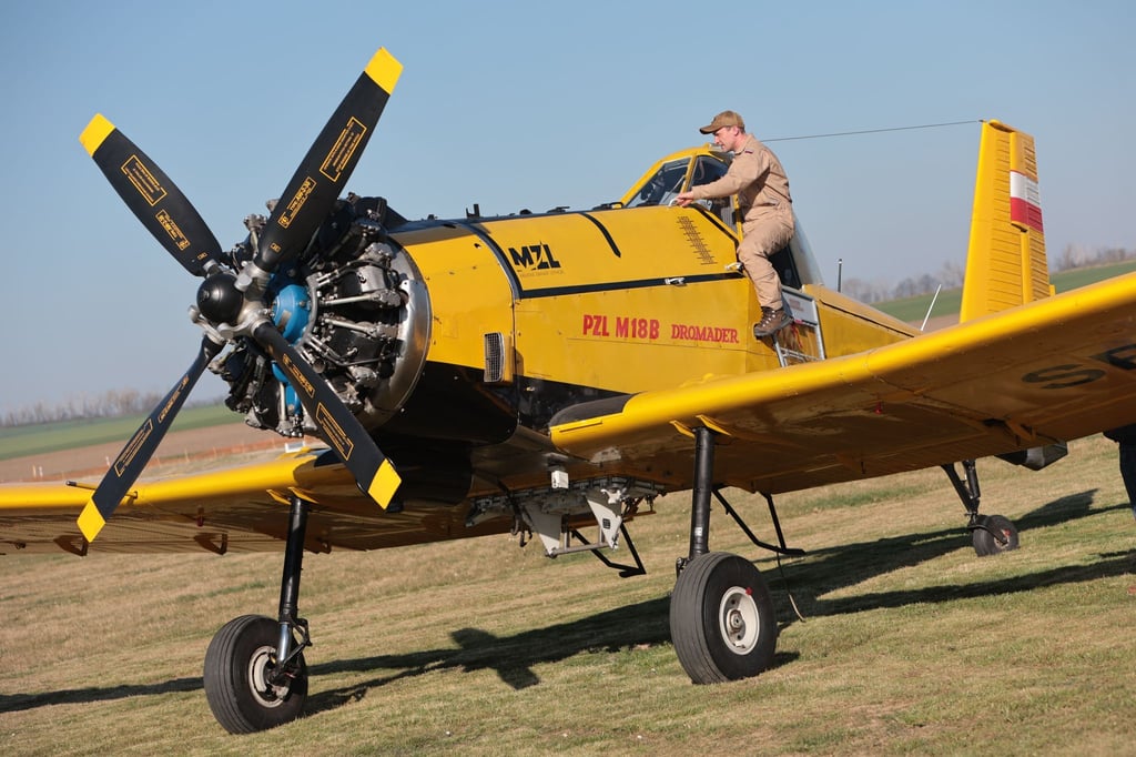 Pilot Marcin Berlik hat mit der „Hexe 1“ wieder Position auf dem Flugplatz in Ballenstedt bezogen.