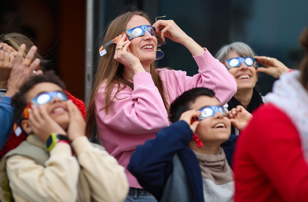 Wichtig beim Blick in den Himmel ist das Tragen einer speziellen Sonnenfinsternis-Schutzbrille.