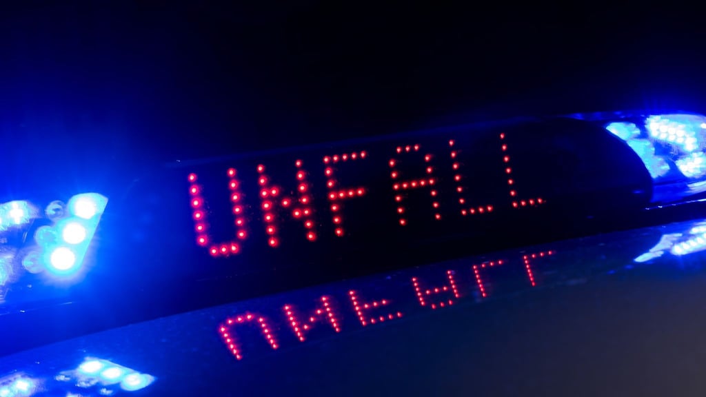 Auf der L145 bei Petersberg überschlug sich ein Kleintransporter. Der 19-jährige Fahrer wurde verletzt in ein Krankenhaus gebracht.