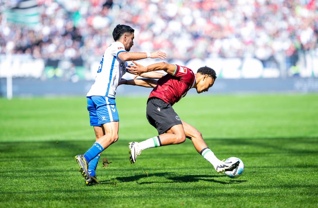 Livan Burcu (hier links im Duell mit Monju Momuluh) und Co. kehren mit einem Punkt die Heimreise an.