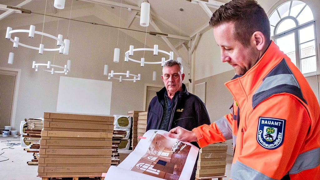 Pierre Aster (r.) und Ronald Seebert vom Bauamt der Stadt Oranienbaum-Wörlitz im zukünftigen Stadthaus: Noch ist das Gebäude in Oranienbaum eine Baustelle. Dort einziehen soll einmal die Stadtverwaltung.
