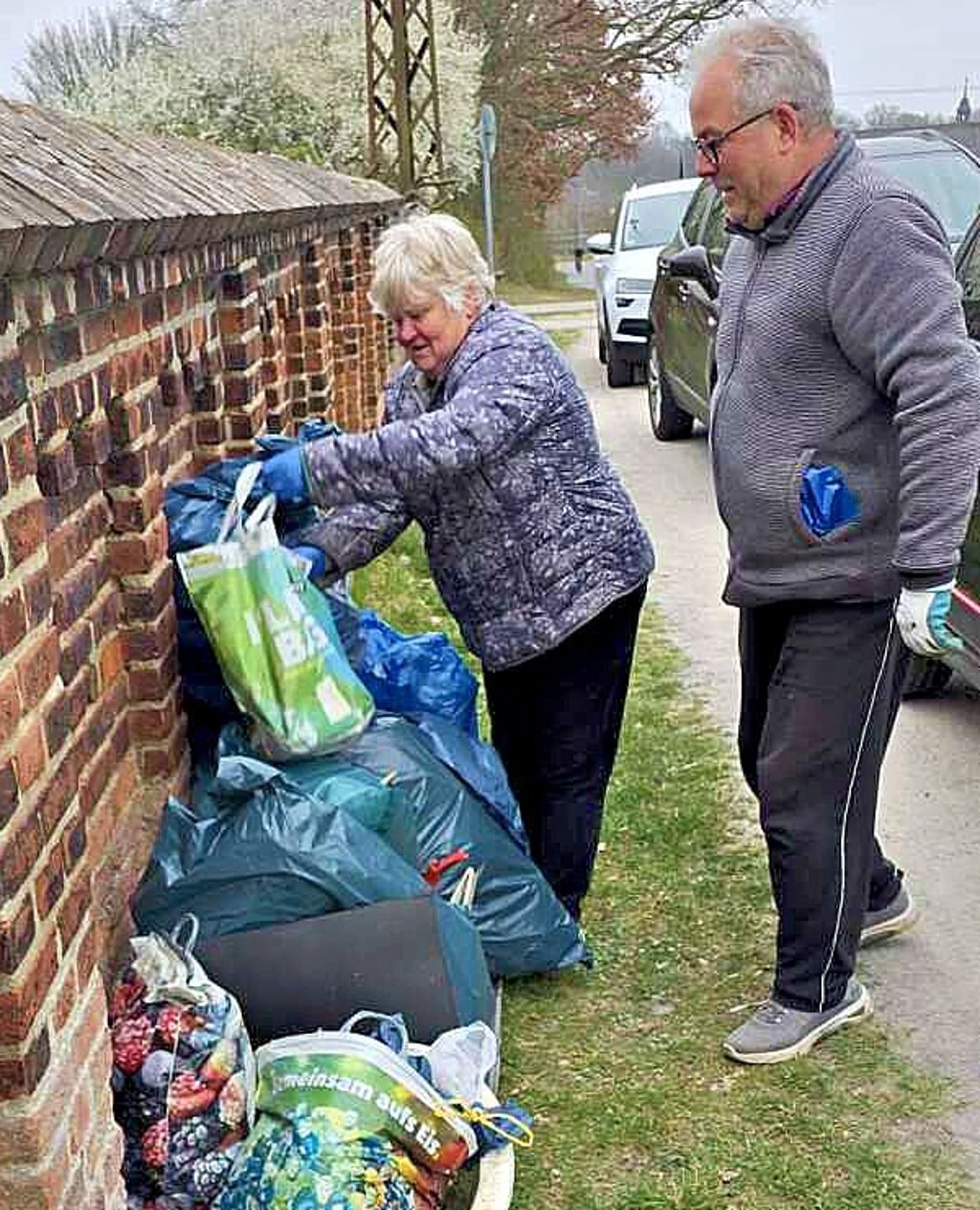 Carola Radtke und Hans-Jürgen Borstel sammeln Müll in Wahrburg ein. 