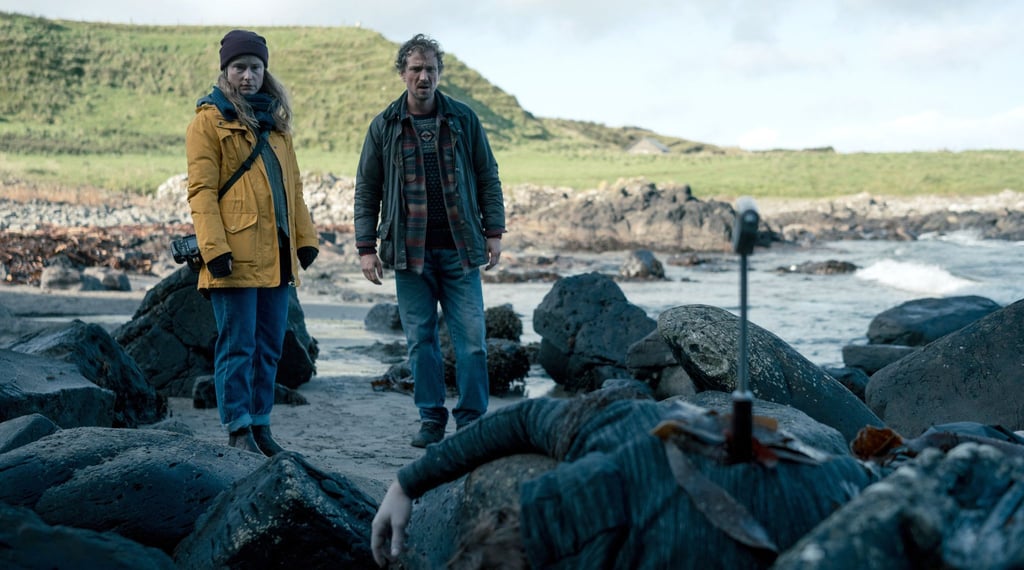 Ist das der erste Mord seit über 30 Jahren auf den Färöer Inseln? Johanna (Odine Johne) findet eine Leiche am Strand, Polizist Björn (Jan Krauter) ermittelt.