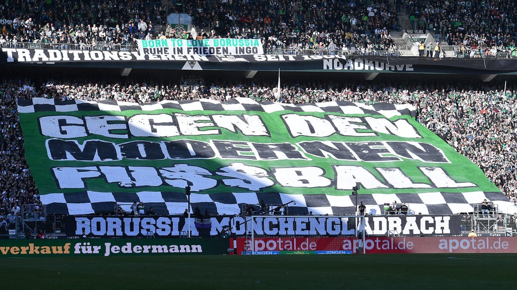 Pauschale Botschaft der Gladbacher Ultras: Banner im Fanblock gegen RB Leipzig.