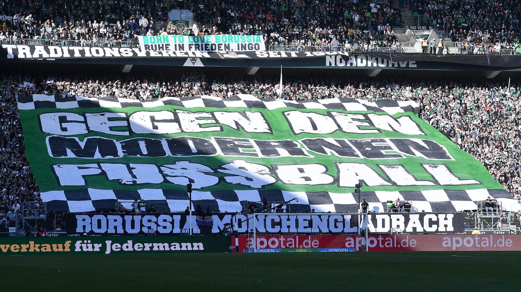Pauschale Botschaft der Gladbacher Ultras: Banner im Fanblock gegen RB Leipzig.