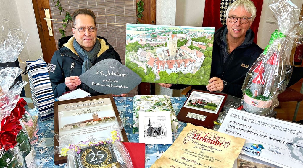 Michael Kauert (links) und Cord Rose-Borsum freuen sich über die zahlreichen Präsente zum 25-jährigen Jubiläum des Vereins.