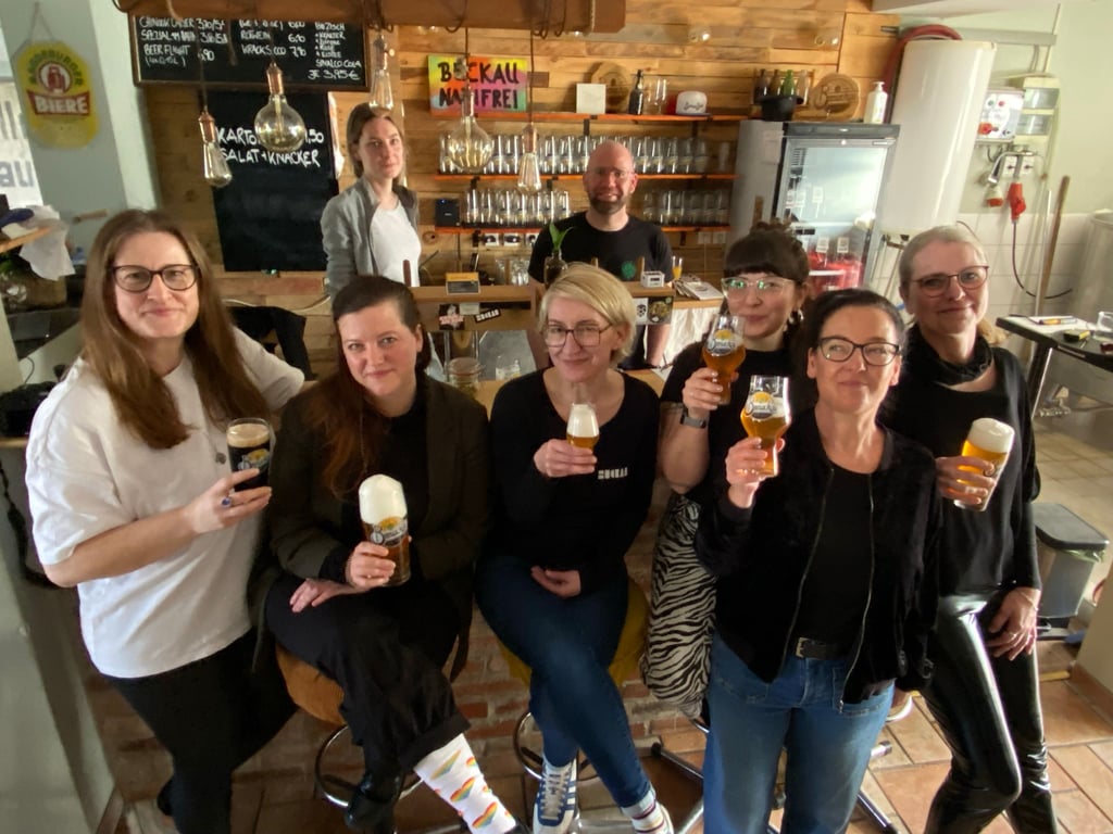 Prost auf die Frauenpower: Natalia Bukowska (hinten) und Robert Kellermann haben Magdeburgerinnen zum Brauseminar eingeladen. Mit dabei waren unter anderem Annemarie Schmidt (vorn, von links), Lea Riedel, Steffi Simon, Luna und Mandy Hänisch sowie Sylvia Walther.