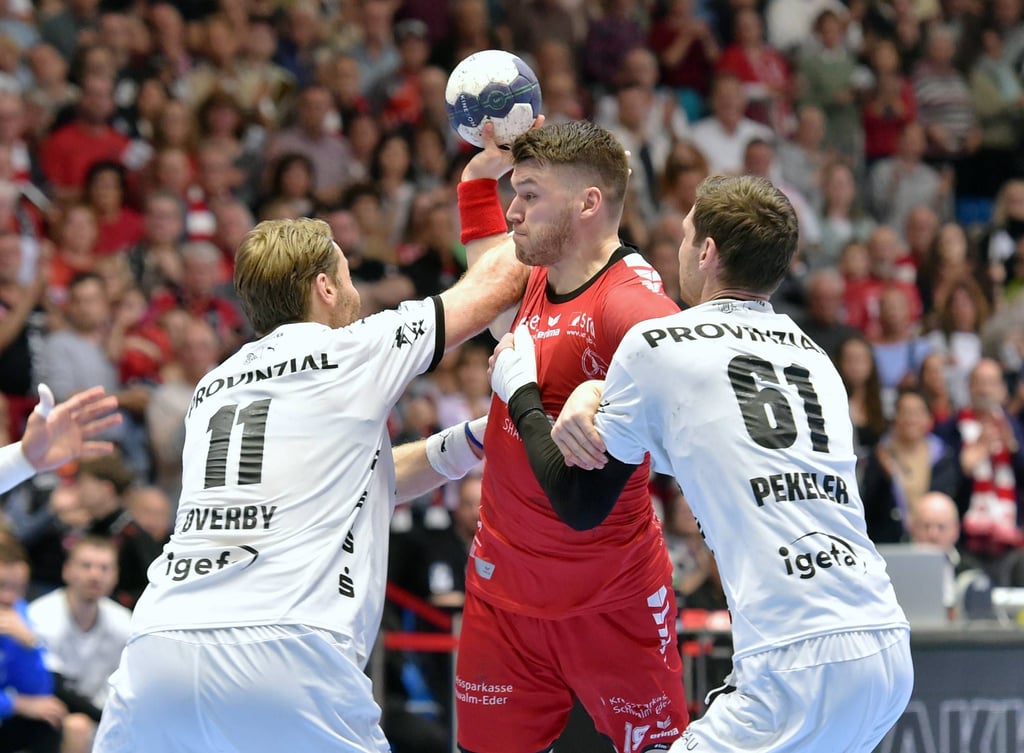 Spielt bald für den SC Magdeburg: Elvar Örn Jonsson war bester Werfer der Melsungener im Spiel gegen Kiel. Hier versuchen Petter Överby und Hendrik Pekeler den Isländer zu stoppen.