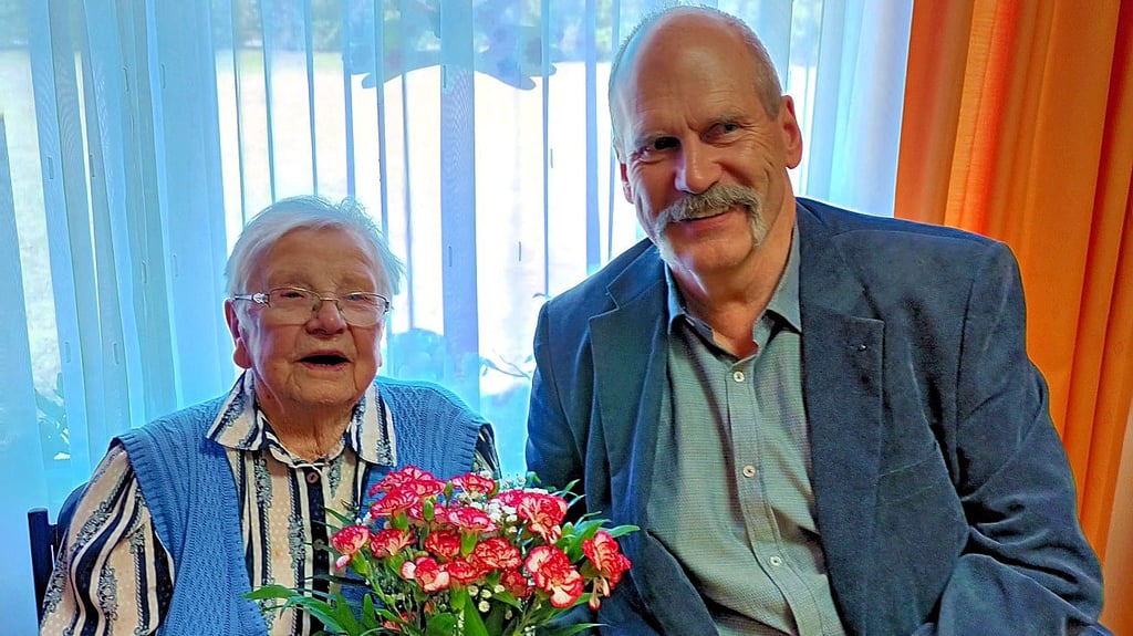 Kades Ortsbürgermeister Holger Wenslau besucht Johanna Götze zum 102. Geburtstag.