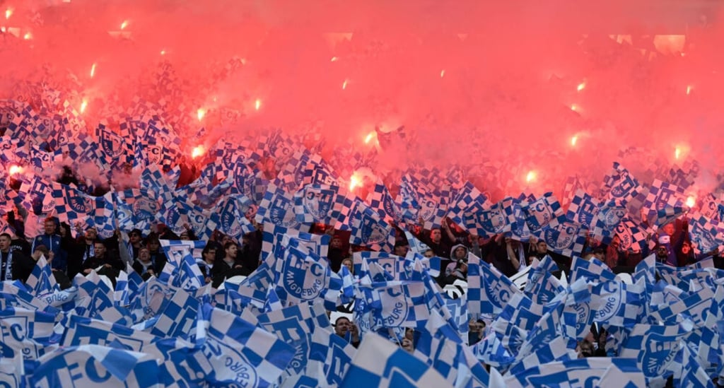 Fans vom 1. FC Magdeburg am Samstag beim Spiel gegen Hannover 96.