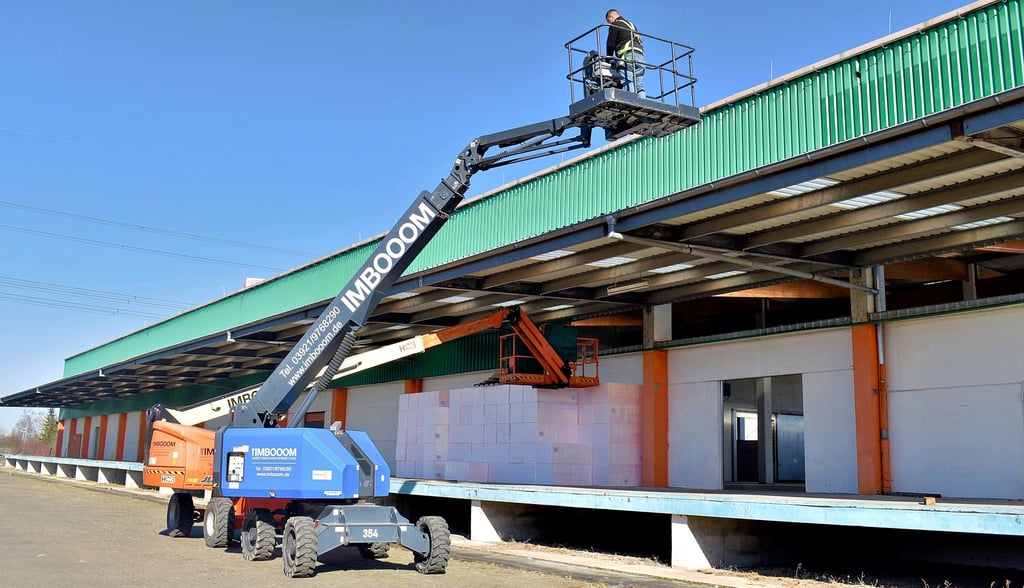 Neuer WP-Logistik-Standort: Die drei großen Acamp-Hallen werden derzeit rundum auf Vordermann gebracht.
