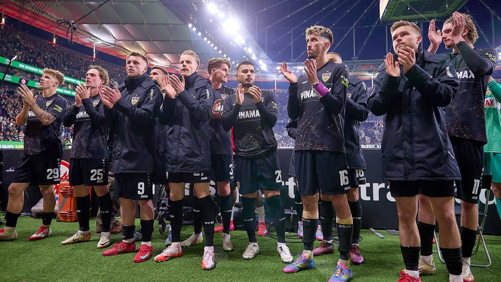 Sie stehen zusammen, auch nach einer Niederlage: Enttäuschte Stuttgarter nach dem 0:1 auswärts in Frankfurt.